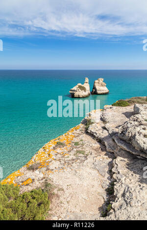 Le due sorelle di pile di fronte al litorale di Torre dell'Orso. Melendugno, provincia di Lecce e Salento puglia, Italia. Foto Stock