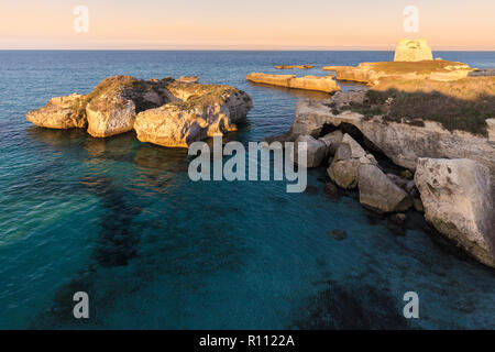 Vista di un tramonto a La Roca Vecchia, vicino a Torre dell'Orso. Melendugno, provincia di Lecce e Salento puglia, Italia. Foto Stock
