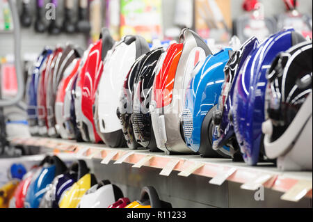 Fila di aspirapolvere in appliance store Foto Stock