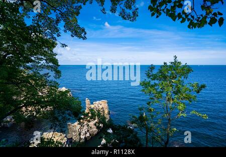 Ripide scogliere a picco sul mare della costa del nord dell isola di Bornholm - Helligdomsklipperne (Santuario rocce), Danimarca Foto Stock