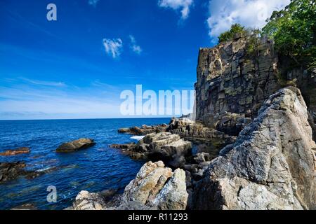 Ripide scogliere a picco sul mare della costa del nord dell isola di Bornholm - Helligdomsklipperne (Santuario rocce), Danimarca Foto Stock