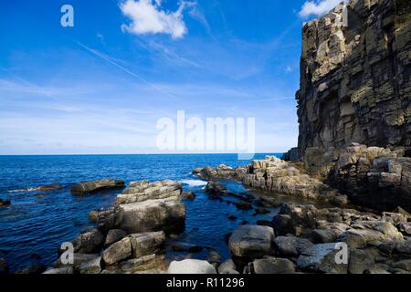 Ripide scogliere a picco sul mare della costa del nord dell isola di Bornholm - Helligdomsklipperne (Santuario rocce), Danimarca Foto Stock