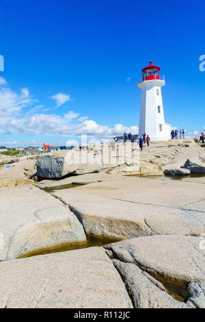 Peggys Cove, Canada - 22 Settembre 2018: vista del faro, con turisti, nel villaggio di pescatori Peggys Cove, Nova Scotia, Canada Foto Stock