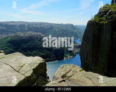 Vista da altezze di Lysfjord montagne, vicino a Prekestolen Foto Stock