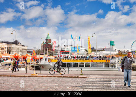 20 Settembre 2018: Helsinki, Finlandia - Il lungomare di Helsinki, con la folla di turisti e una gita in barca. Foto Stock