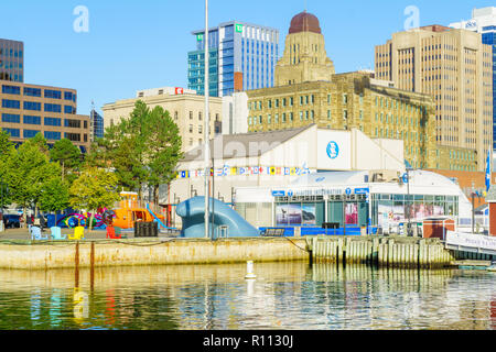 Halifax, Canada - 23 Settembre 2018: la vista del porto e del centro cittadino, con la gente del posto e i turisti, a Halifax, Nova Scotia, Canada Foto Stock