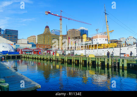 Halifax, Canada - 23 Settembre 2018: la vista del porto e del centro cittadino, con la gente del posto e i turisti, a Halifax, Nova Scotia, Canada Foto Stock