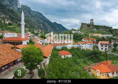 Vecchia città di Kruje, castello e Murad Bey moschea, Kruje, Albania Foto Stock