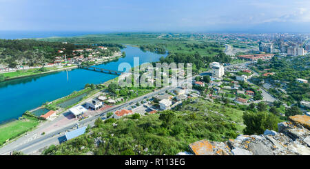 Vista sulla città di Shkodra e del fiume Bojana dal castello di Rozafa, Shkodra, Albania Foto Stock