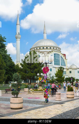 La zona pedonale e Ebu Beker moschea, Shkodra, Albania Foto Stock