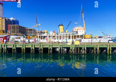 Halifax, Canada - 23 Settembre 2018: la vista del porto e del centro cittadino, con la gente del posto e i turisti, a Halifax, Nova Scotia, Canada Foto Stock