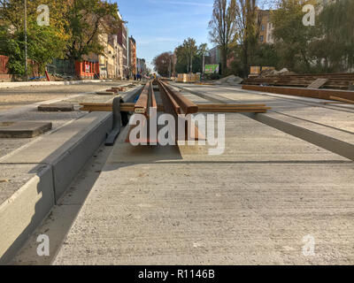 La riparazione della strada nella città di sostituzione di binari per il tram Foto Stock