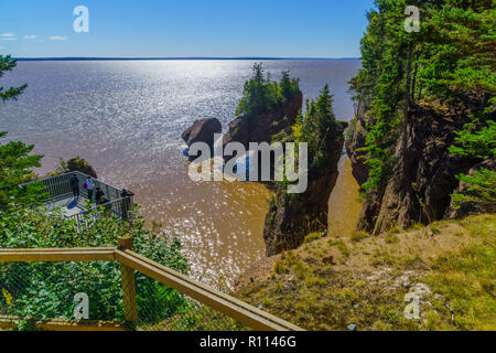 Hopewell Cape, Canada - 24 Settembre 2018: Vista di Hopewell rocce di alta marea, con visitatori. New Brunswick, Canada Foto Stock