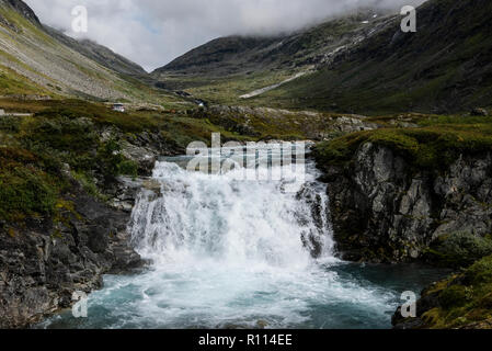 Cascata in Videdøla su Gamle Strynefjellsveg 1894-1977, ora elencati FV258, collega occidentale e orientale della Norvegia via Videdalen e Mårådalen (27 km) Foto Stock