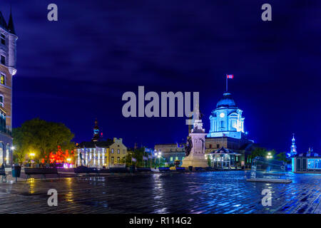 La città di Quebec, Canada - 26 Settembre 2018: vista notturna della Armes square (Place dArmes), in Quebec City, Quebec, Canada Foto Stock