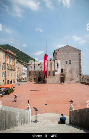 Il Palazzo del Consoli e Piazza Grande a Gubbio in Umbria Foto Stock