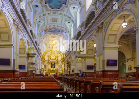 La città di Quebec, Canada - 27 Settembre 2018: vista dell'interno del Cattedrale-basilica della cattedrale di Notre Dame de Quebec con i visitatori, in Quebec City, Quebec, Cana Foto Stock