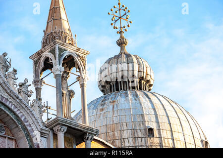 La Basilica di San Marco famosa chiesa di mattina presto la luce del sole in Piazza San Marco Venezia Italia Foto Stock