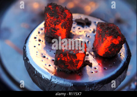 Carboni accesi per narghilè, hookah piastrella, calore, fuoco, carboni ardenti, hot hookah carboni, ciotola con il tabacco e del carbone Foto Stock