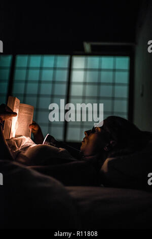 Donna libro lettura di notte in Yochi-in tempio stanza a Koyasan (Mount  K?ya), un tempio enorme insediamento nella prefettura di Wakayama a sud di  Osaka Foto stock - Alamy