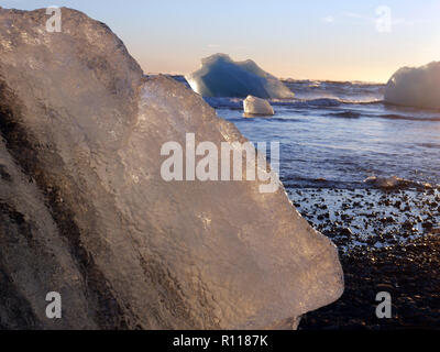 Ice bergs sulla spiaggia di diamante in Islanda. Giornate di sole e di rottura della luce attraverso il ghiaccio bergs Foto Stock