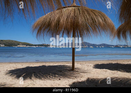 Palapa pantina parasole sulla spiaggia di Port de Pollenca (o Puerto de Pollensa), Maiorca, isole Baleari, Spagna. Foto Stock