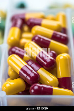 Capsule di rosso e di giallo, immagine concettuale Foto Stock