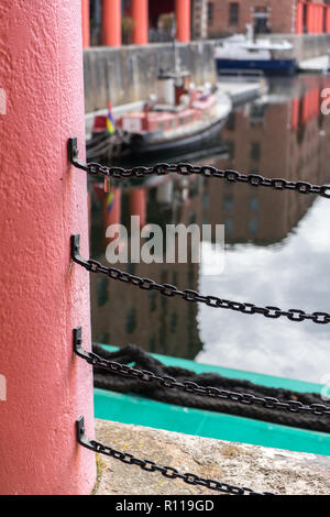 La ghisa le colonne che sostengono gli edifici storici di circondare il Royal Albert Dock di Liverpool. Foto Stock