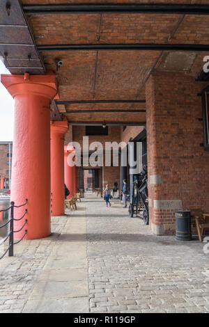 La ghisa le colonne che sostengono gli edifici storici di circondare il Royal Albert Dock di Liverpool. Foto Stock