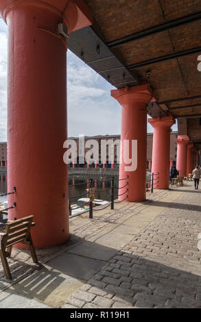 La ghisa le colonne che sostengono gli edifici storici di circondare il Royal Albert Dock di Liverpool. Foto Stock