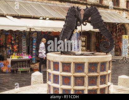 La Seahorse-decorate fontana situata nella piazza del martiri ebrei nella città vecchia di Rodi. Foto Stock