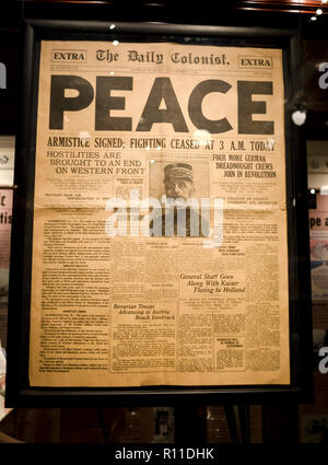 Front page news che annuncia la pace, porre fine alla prima guerra mondiale, in una Victoria, BC, Canada giornale, Novembre 11, 1918. Foto Stock