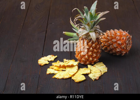 Organico secco fette di ananas pronto a mangiare Foto Stock