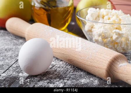 Ingredienti e strumenti per la realizzazione di una fetta di torta di mele Foto Stock