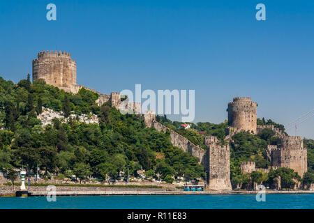 Istanbul, Turchia, 12 Giugno 2012: Rumeli Hisari, una fortezza medievale sulle rive del Bosforo. Foto Stock