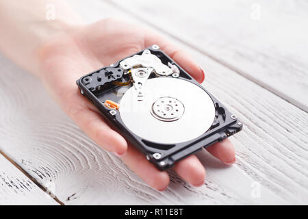 Femmina con un hard disk HDD in mani Foto Stock