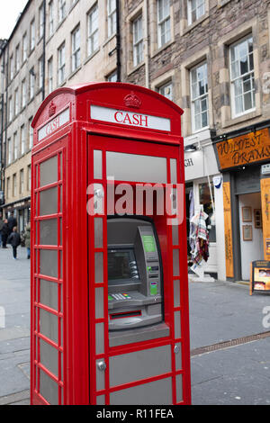 Un telefono rosso box si è trasformato in una cassa punto atm sul Royal Mile di Edimburgo, Scozia Foto Stock