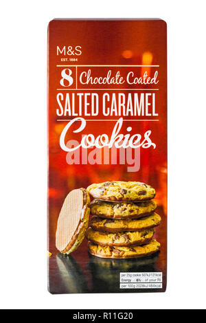 Scatola di M&S 8 rivestita di cioccolato caramello salata Cookies isolati su sfondo bianco Foto Stock