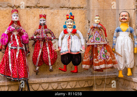 Bambole e pupazzi in vendita nel mercato della città deserto di Jaisalmer nello stato del Rajasthan in India occidentale Foto Stock