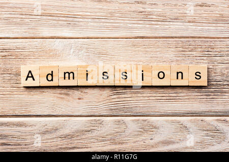 Addiction parola scritta sul blocco di legno. La dipendenza del testo in tabella, concetto. Foto Stock