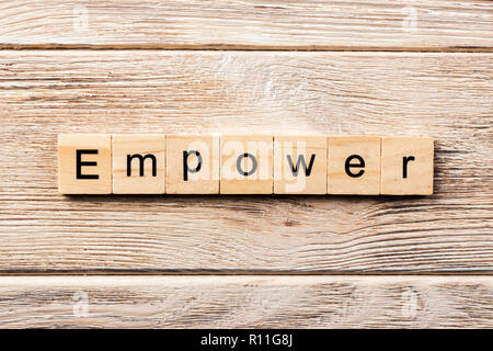 Empower parola scritta sul blocco di legno. Potenziare il testo sul tavolo, concetto. Foto Stock