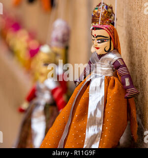 Bambole e pupazzi in vendita nel mercato della città deserto di Jaisalmer nello stato del Rajasthan in India occidentale Foto Stock