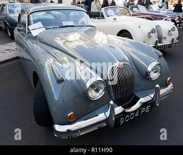 Tre quarti di vista frontale di un 1958 Jaguar XK150 sul display a Regents Street Motor Show 2018 Foto Stock