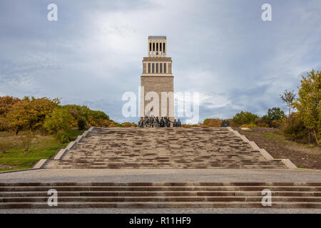 A Buchenwald Memorial Belfry e il gruppo di figure Ettersberg Weimar in Germania Foto Stock