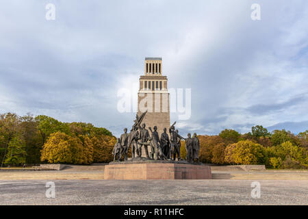 A Buchenwald Memorial Belfry e il gruppo di figure Ettersberg Weimar in Germania Foto Stock