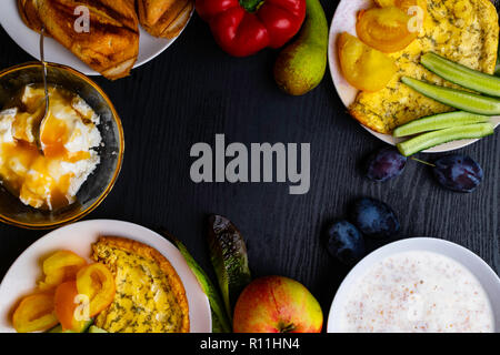 Gli ingredienti del sano cibo dietetico colazione pompelmo rosa, arancione, chia semi, quinoa, erbe verdi, kiwi, riso selvatico, mandorle, noci, nocciole su Foto Stock