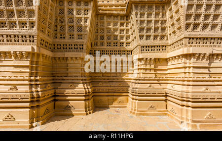 Vista di intricati intarsi in pietra presso i templi Jain in Lodurva, vicino alla città di deserto di Jaisalmer nello stato del Rajasthan in India occidentale Foto Stock