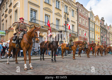 La Polonia cavalleria, una squadra di soldati di cavalleria polacca sulla sfilata di Poznan piazza del mercato durante il 3 maggio Giorno della Costituzione celebrazioni, Polonia. Foto Stock