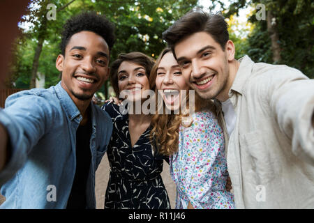 Immagine di felice giovane gruppo di amici all'aperto nel parco divertimento prendere un selfie dalla telecamera. Foto Stock