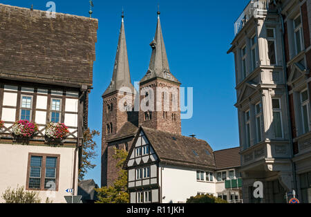 Old Town Hall & san Kilian la Chiesa, Höxter, NRW, Germania. Foto Stock